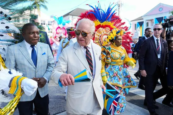 Unter dem Jubel der Zuschauer tanzte der König ein Stück mit den Teilnehmern der traditionellen Junkanoo-Parade mit