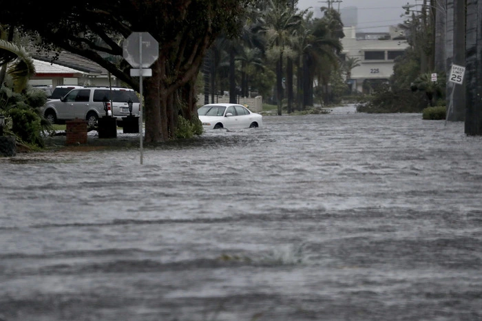 US-Präsident Donald Trump kündigte an, möglichst bald nach Florida reisen zu wollen, um sich ein Bild von den Schäden zu machen. Mehr als 12.000 Flüge von und nach Florida wurden abgesagt.