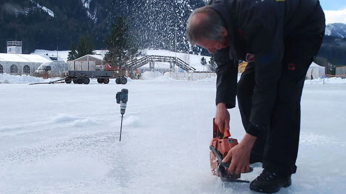 Eismeister Norbert Jank bei seiner aufwendigen Arbeit