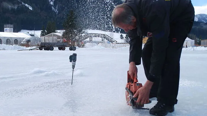 Eismeister Norbert Jank bei seiner aufwendigen Arbeit
