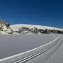 Eine schneebedeckte Fläche auf einem Berg. | Die Falkertsee-Loipe ist gespurt