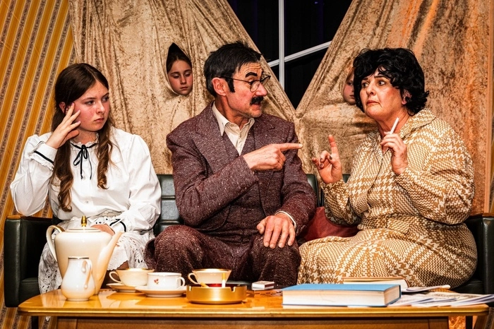 Ist sie die Mörderin? Sergeant Trotter (Willi Forwick) verdächtigt jede und jeden – auch Jil Ralston (Andrea Öhlknecht) muss sich verteidigen.
