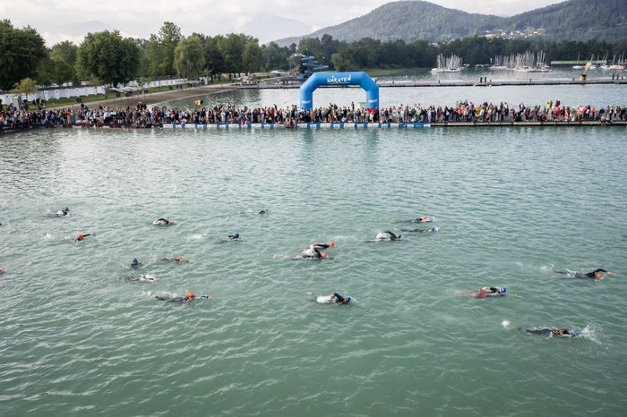 Der Schwimmstart im Strandbad Klagenfurt ist einer der eindrucksvollsten Momente des Rennens