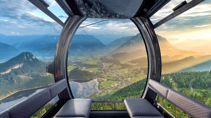 Blick durch die vollverglaste Panoramagondel im Porsche-Design aufs Ausseerland. Allein die 13-minütige Fahrt soll schon ein Erlebnis werden