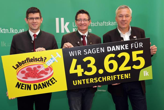 Die 43.625 gesammelten Unterschriften gegen Laborfleisch werden Gruber, Huber und Strobl in Wien vorlegen