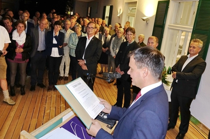 LH Stellvertreter Michael Schickhofer gratulierte und brachte zur Eröffnung das neuegestaltete Stadtwappen mit.