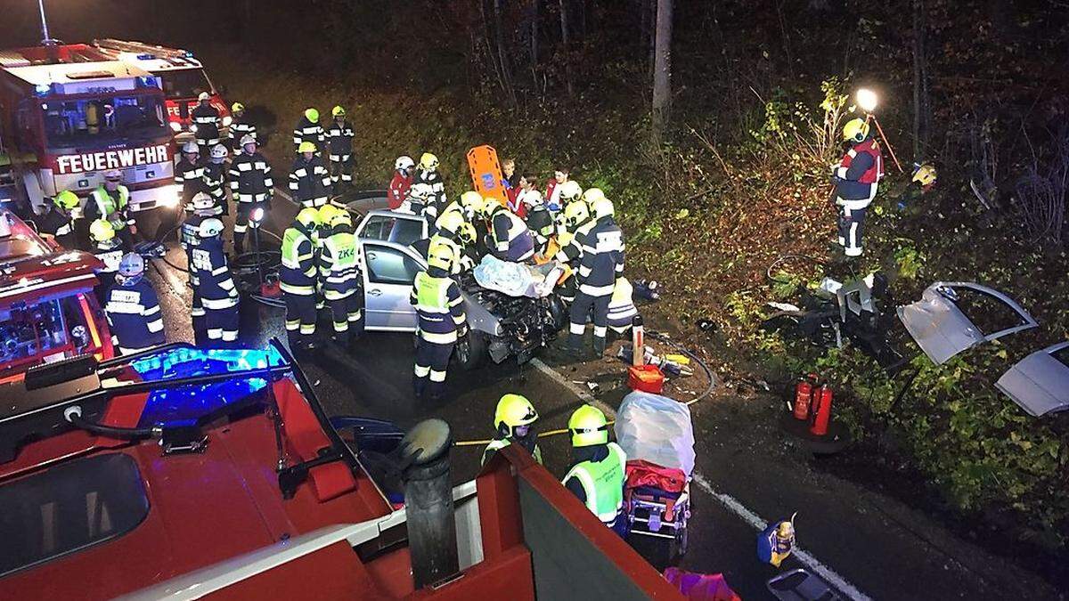 Schwerer Frontalunfall: Eine Mann in Wrack eingeklemmt