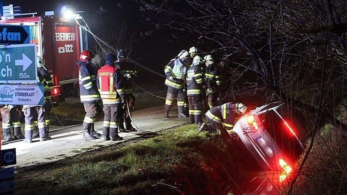 Die Feuerwehr Kaindorf zog den Pkw mit zwei Seilwinden aus dem Bach 