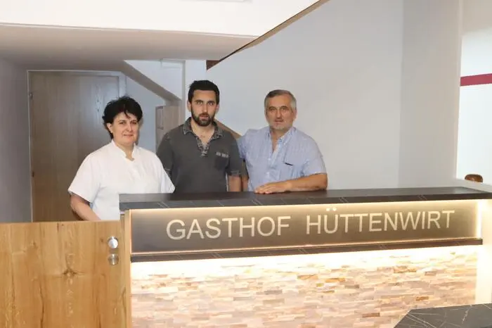 In fünfter Generation leitet Manuel Cimenti mittlerweile den Gasthof Hüttenwirt in Lavamünd. Neben gutbürgerlicher Küche bietet die Familie auch alles vom Wild an. „Mein Opa, Papa und ich sind leidenschaftliche Jäger. Das Wild, das wir erlegen, bereiten wir auch zu“, sagt Cimenti. In der Pension selbst gibt es 20 Zimmer und der große Saal kann für Veranstaltungen gemietet werden.