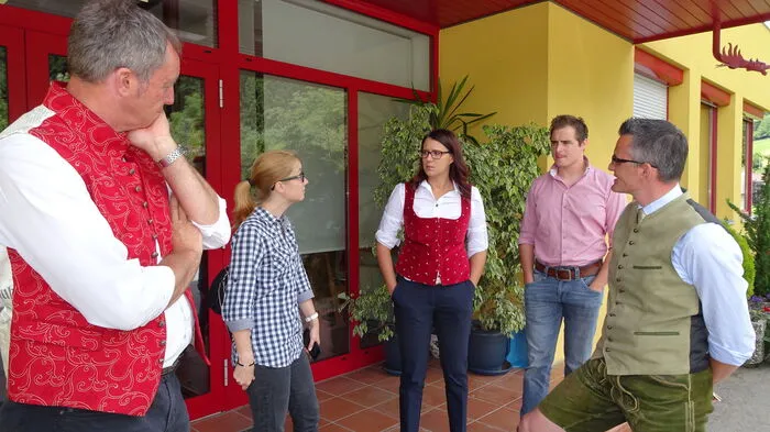 Drei Kandidaten traten zur Bürgermeister-Nachwahl in Berg im Drautal an. Wolfgang Krenn (ÖVP) ging als klarer Sieger hervor: Warten vor dem Wahllokal, das in der Volksschule untergebracht war. in der Mitte Landesrätin Sara Saar (SPÖ), daneben Peter Gratzer (SPÖ-Bezirksparteibüro) und Josef Anichhofer (Direktor des ÖVP-Landtagsclubs).