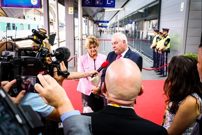 Das Protokoll für den Tag ist streng getaktet. Für Punkt 10.36 Uhr stand die Begrüßung des Königspaars auf dem Programm.