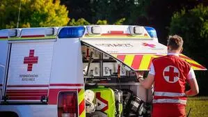 Ein Sanitäter steht vor einem Rettungswagen | Die Rettung brachte den 16-Jährigen ins Klinikum