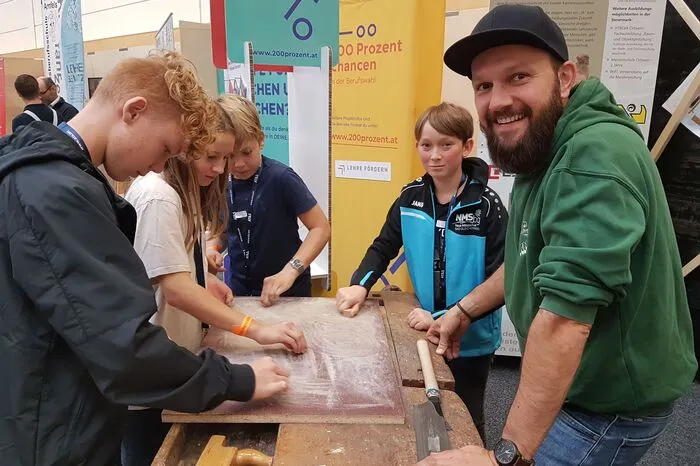 Philipp Knaus am Info-Stand der südoststeirischen Tischler. Die Schüler können hier auch ihre handwerklichen Tätigkeiten testen. Ein Würfel wird hergestellt.