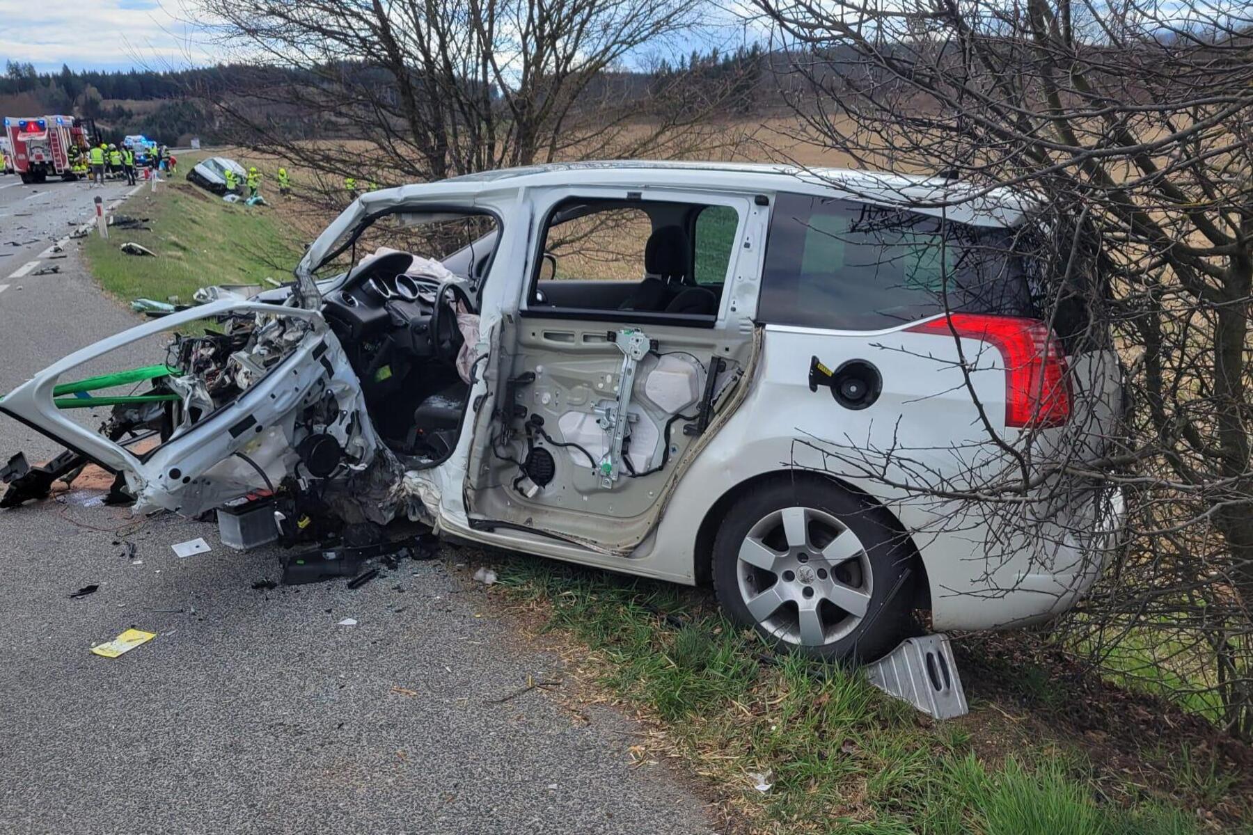 Zwei Personen bei Frontalzusammenstoß in Kärnten eingeklemmt