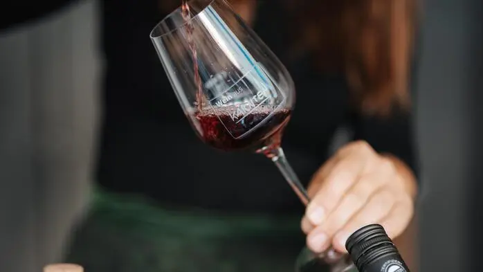 Slow Food Produzenten mit ehrlichen Produkten aus Flur und Feld zwischen Klagenfurt und
dem Metznitztal treffen besondere Kärntner
Winzer wie Vinum Virunum, Weingut Karnburg
oder lenz.bauer. Für Biertrinker gibt es Edles
von Hirter, Wimitz und Gelter. Ein Tag ganz
im Zeichen der Slow Food Philosophie - gut,
sauber, fair!
Am 6.9.2025 von 10 bis 20 Uhr im „Ossiacher Hof & Zommstehn beim Igor“, Wiener Gasse 10 in Klagenfurt.