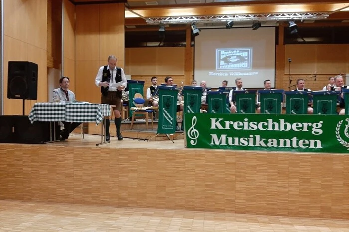 "Der Lenz ist da": So begrüßte auch der Moderator des Abends, Karl Lenz, die vielen Konzertbesucher. Eröffnet wurde das Programm mit der "Velikomocni Polka" von A. Orsag
