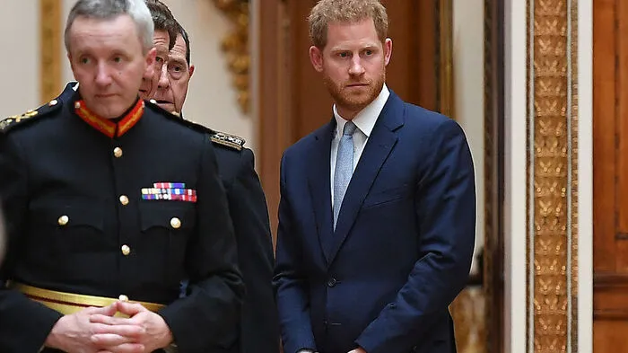 Letzte Reihe: Harry blieb bei Donald Trumps Besuch im Buckingham Palast auf Abstand 