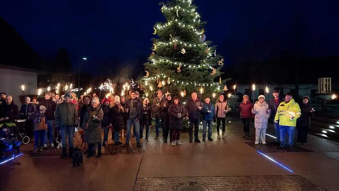 Viele Leute kamen zur Fackelwanderung in Bad Loipersdorf.