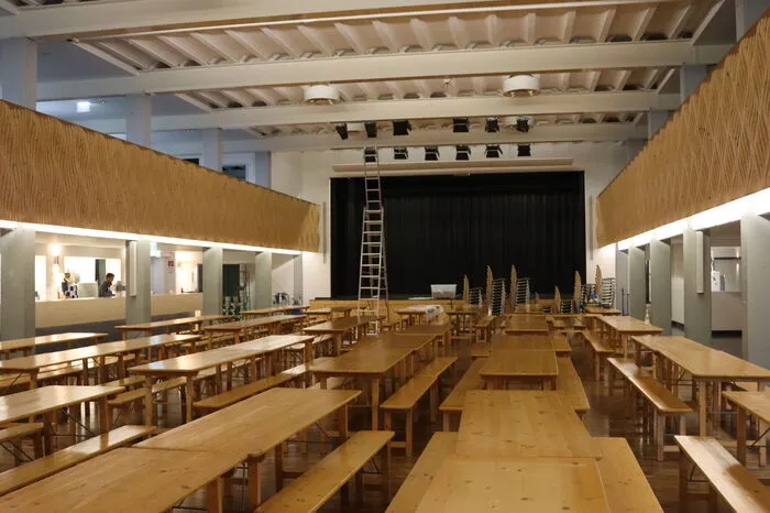 In der Oststeirerhalle stehen Tische und Bänke schon bereit.