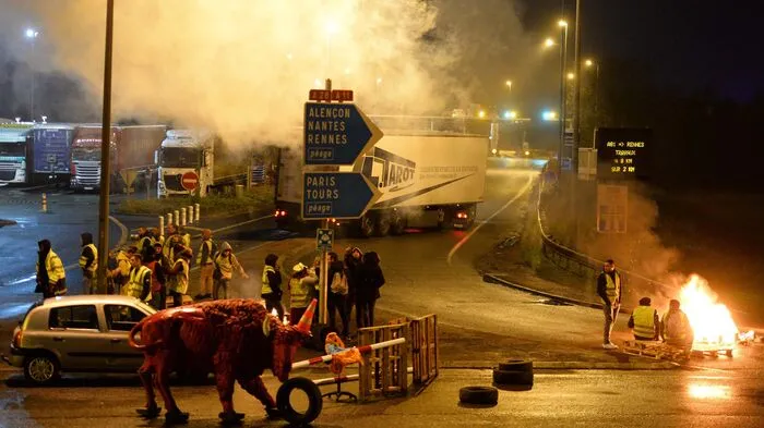 Seit einer Woche protestieren die "Gelbwesten" gegen die Reformpolitik von Macron. Bereits zwei Menschen sind während der landesweiten Proteste ums Leben gekommen.