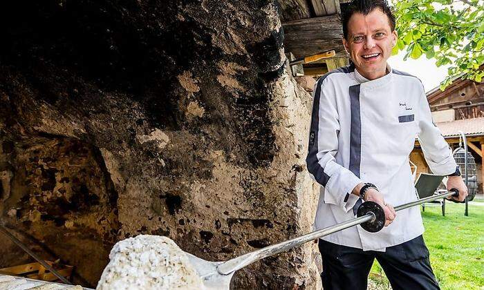 Markus Thurner, Chefkoch im Hotel Pösl, bäckt Brot aus Urgetreiden im 300 Jahre alten Ofen
