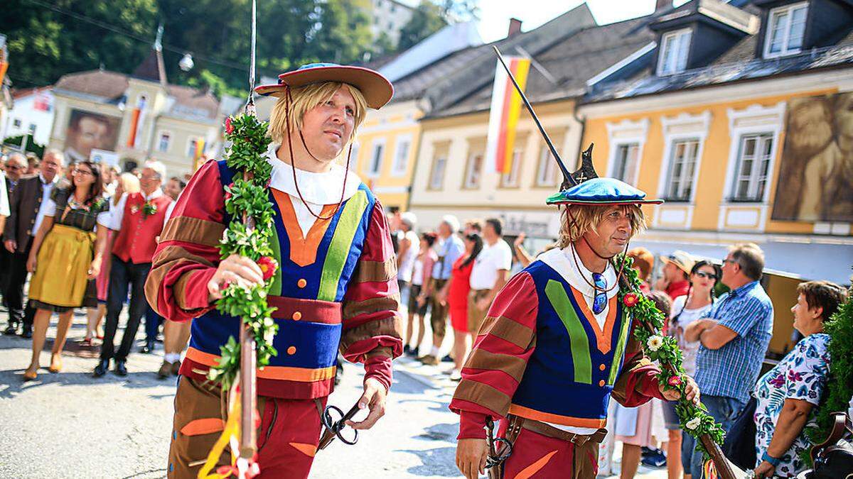 Heile Welt im Jahr 2019 mit zahlreichen Wiesenmarkt-Besuchern am Hauptplatz 