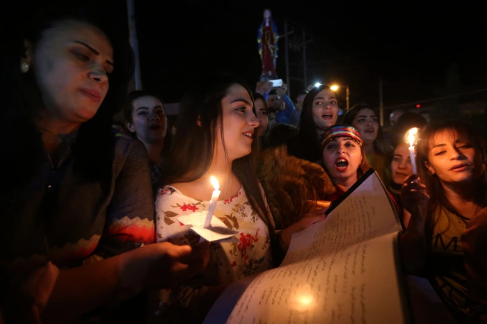 "Heute ist ein glücklicher Tag. Es gibt keinen Zweifel, dass unsere Heimat befreit wird, und wir danken Gott, Jesus Christus und der Jungfrau Maria", sagte einer der Feiernden, Hasem Jeju Cardomi, am Dienstag in Erbil.