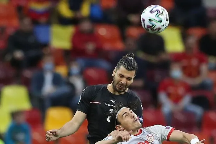 Aleskander Dragovic: 3 Der Rekordteamspieler unter den ÖFB-EM-Teilnehmern spielte eine trockene Partie. Hatte aber das Pech, dass ihm Trajkovski kurz vor der Pause bei einem Luftzweikampf mit dem Ellbogen ins Gesicht schlug. Deshalb musst er in der Pause in der Kabine bleiben.