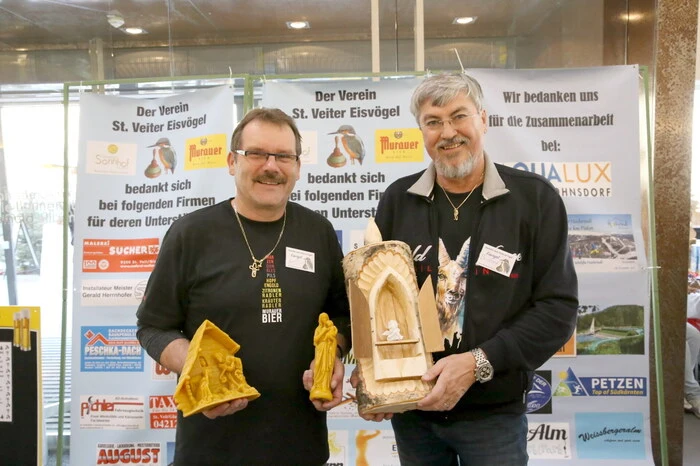 Unter dem Motto „Wir für euch“ luden sie am Samstag unter „Eisvögel“-Obmann Armin Peyker und Kassier Bernhard Wascher (von links) zur karitativen Adventveranstaltung in die Blumenhalle der Herzogstadt.