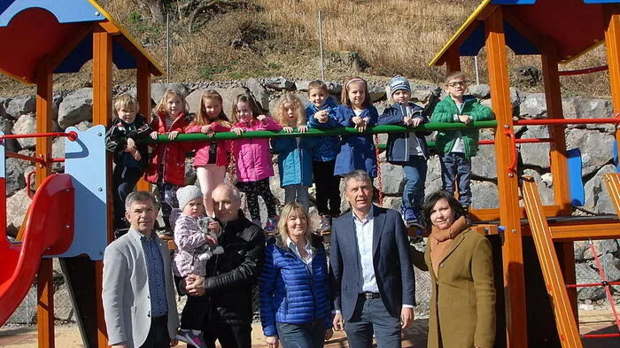 Gemeindespitze mit Hatzendorfer Kindern, die es kaum erwarten können, die neuen Spielgeräte in Betrieb zu nehmen