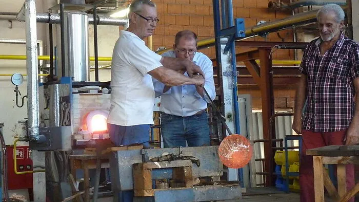 Zum ersten Mal durfte Bürgermeister Bernd Osprian selbst am Glasofen Hand anlegen und sich als Glasbläser versuchen.