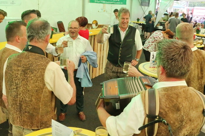 Zur Feier traten die “Oststeirer”, Marlena Martinelli und das musikalische Aushängeschild der Peterquelle, die “Edlseer” auf. 