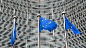 EU-Kommissionsgebäude mit EU-Fahnen