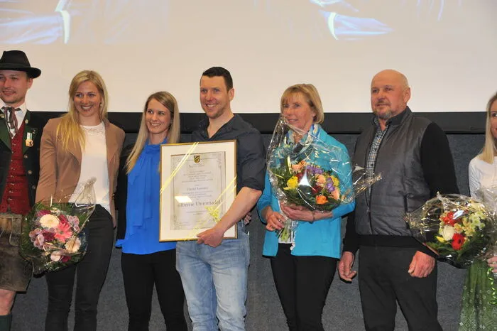 Ehrung von David Komatz mit den Eltern und seiner Frau Ehefrau Katharina, links von ihm stehend.