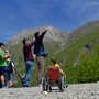 Ein Bild von Elena Reisinger zeigt eine Figur im Rollstuhl im Nationalpark Hohe Tauern