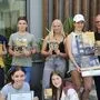 Emma Lopez und Klara Novak (vorne) sowie Paul Schwager, Kaspar Schabus, Helena Staudacher, Marie Tschabuschnig und Projektleiter Bernhard Plattner (hinten)  