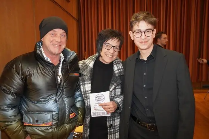 Der Radentheiner Schlagwerker David Edlinger (rechts) begrüßte die Zuhörer