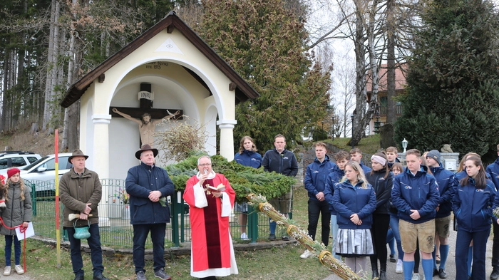 Diakon Thomas Fellner segnete heuer die Palmzweige und hielt einen Wortgottesdienst für die versammelten Gläubigen