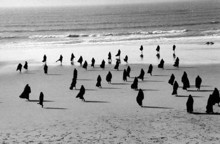 Shirin Neshat, "Rapture", 1999, Video still - zu sehen in der Ausstellung "Frauen in Gesellschaft", Neue Galerie Graz