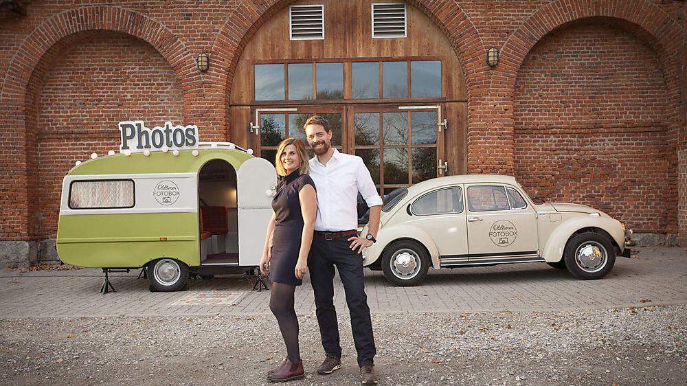Der VW Käfer 1303S von Astrid und Philipp Wallpach zieht Wohnwagen „Gustav“ von einer Veranstaltung zur nächsten 