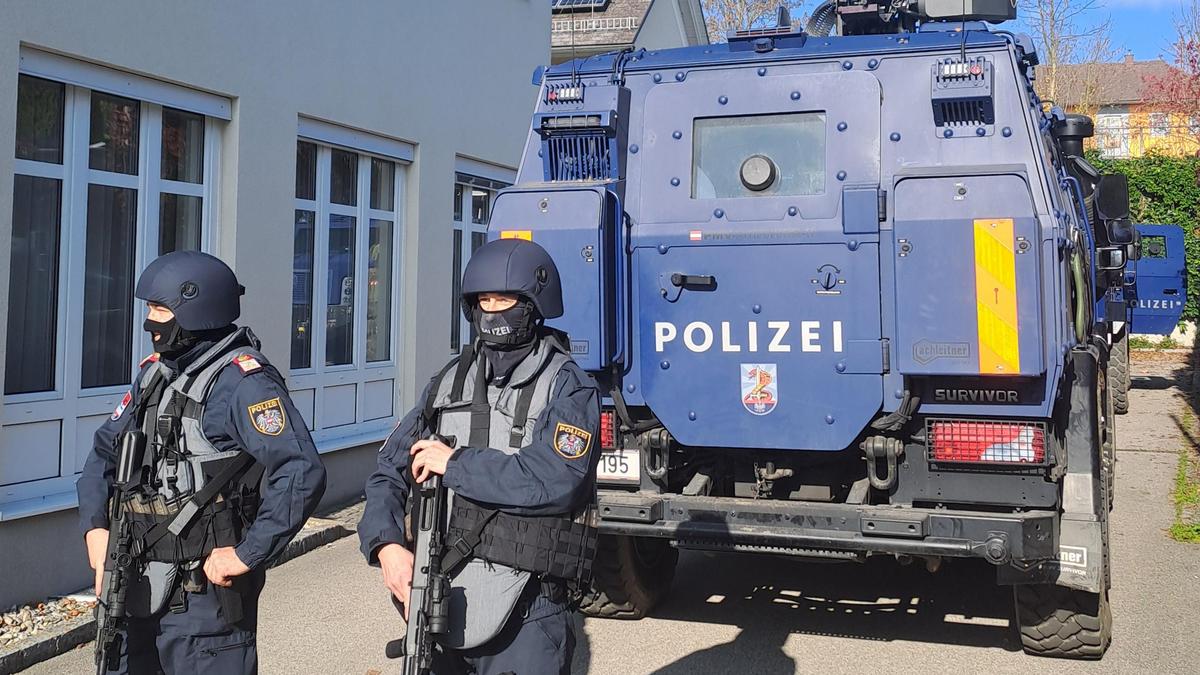 Einsatzkräfte der Polizei vor dem Gemeindeamt in Altenfelden