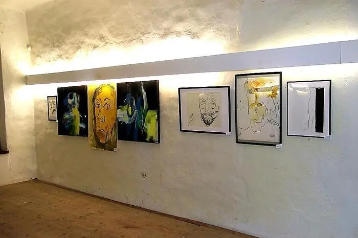 Diese Hommage zeigte im Bärnbacher Schloss Alt Kainach über drei Stockwerke verteilt eine Vielzahl von meist großformatigen Bildern, welche der 1953 geborene und am 24. Mai 2023 verstorbene Arzt Wolfgang Finder schuf.