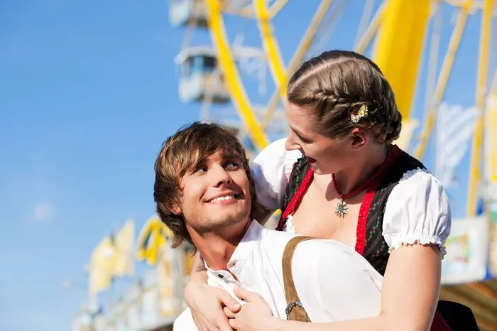 4. FrisurModern: Offene Haare, Gretlfrisur oder ein Zopf. Die Frisur sollte zum ganzen Styling passen. Traditionell: Eigentlich trägt man zum Dirndl Zöpfe. Früher nannte man das "aufgeräumte Frisur".
