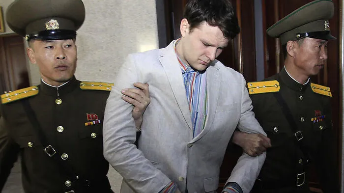 Otto Warmbier bei der Vorführung in Nordkorea, bei der er zu Demutsgesten gezwungen wurde. Im Juni wurde er freigelassen, er war im Koma und starb wenig später.