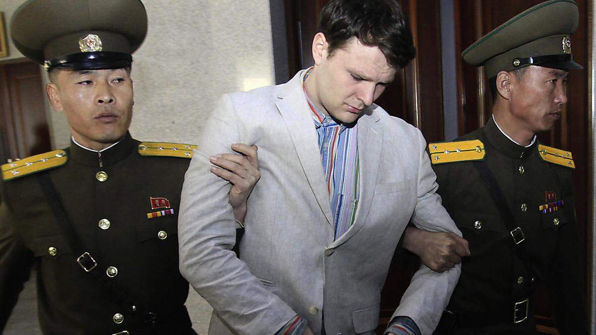 Otto Warmbier bei der Vorführung in Nordkorea, bei der er zu Demutsgesten gezwungen wurde. Im Juni wurde er freigelassen, er war im Koma und starb wenig später.