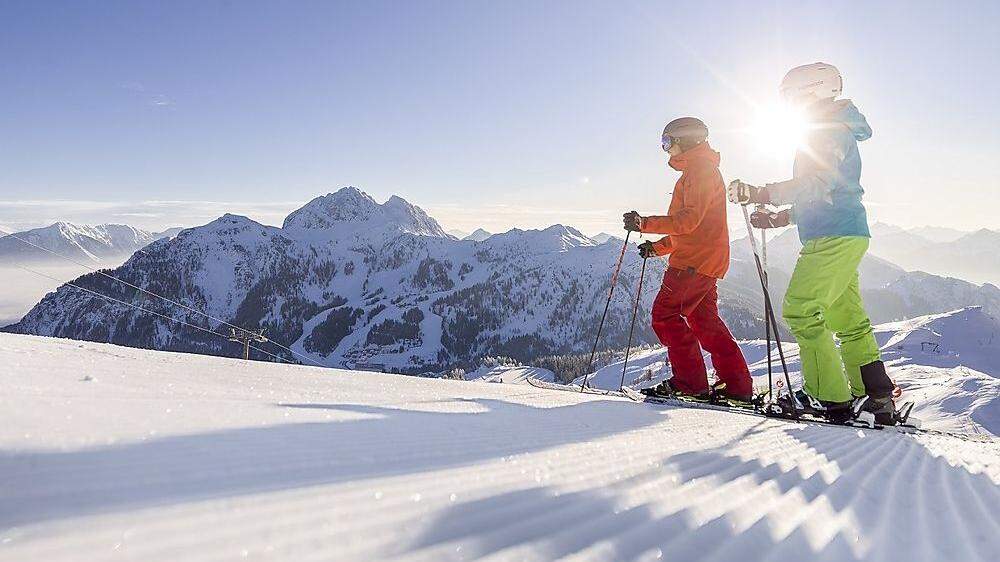 Am Ende der Saison locken viele Kärntner Skigebiete mit Sonnenskilauf. Das Panorama ist, wie hier auf dem Nassfeld, atemberaubend