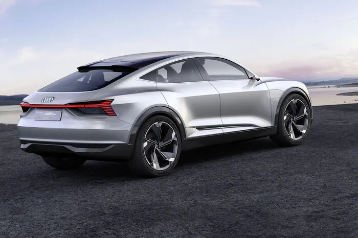 320 Kilowatt Leistung – beim Boosten sogar 370 kW – sorgen für standesgemäßen Vortrieb – der Sprint von 0 auf 100 km/h ist in nur 4,5 Sekunden absolviert.