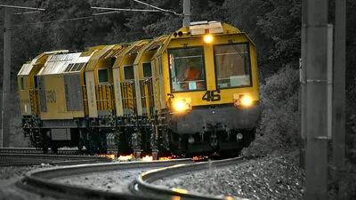 70 Meter lang und rund 2500 PS stark ist der Schienenschleifzug der ÖBB, der derzeit im Bezirk unterwegs ist