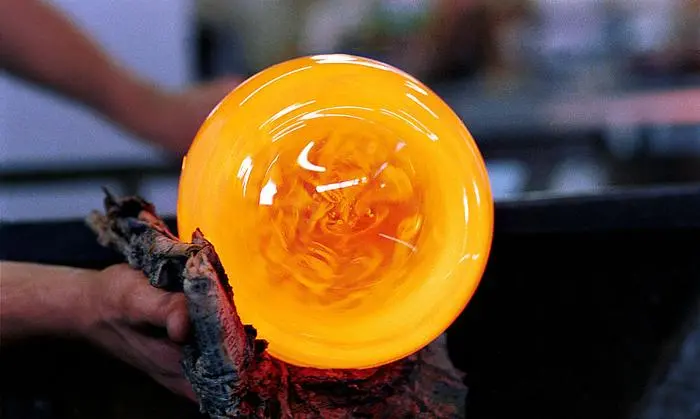 Aus dieser rot bis orange glühenden Masse formen Glasbläser Unikate