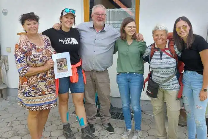 Dort nehmen Schwester Doris, Schwager Hans Jörg sowie die Nichten Anna und Martha die tüchtige Wanderin in Empfang